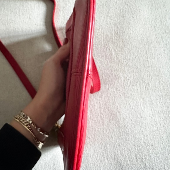 Louis Vuitton Sarvanga shoulder bag in red Epi leather - Picture 6 of 9